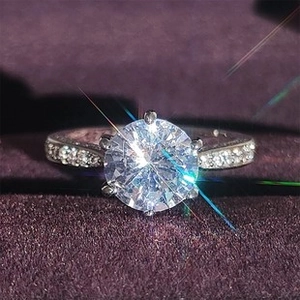 Dettaglio di un anello con diamante a taglio brillante e montatura classica a sei griffe