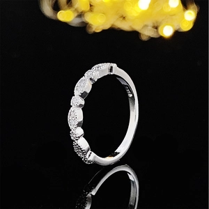 Vista detallada del anillo de plata 925 con circonitas cúbicas sobre fondo negro