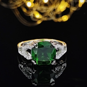 Anillo de plata de lujo con gran piedra preciosa verde y detalles de pavé brillante