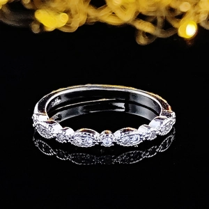Vista macro del anillo de plata S925 con exquisitas circonitas blancas engastadas a mano