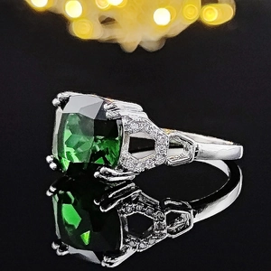 Anillo de plata vintage con una gran piedra cuadrada verde esmeralda y circones blancos