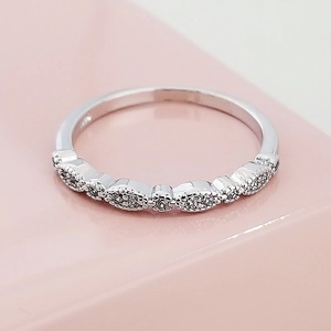 Foto macro de anillo de plata vintage con bordes milgrain y circonitas corte marquise