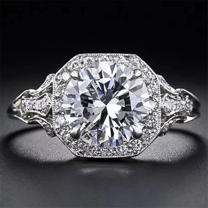 Eleganter Silberring mit großem runden Zirkonia und Halo-Fassung auf grauem Hintergrund