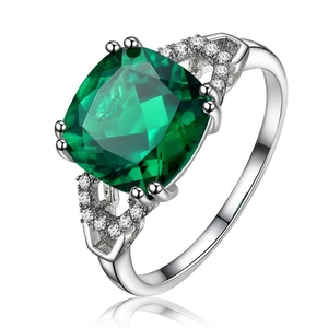 Anillo elegante de plata con una gran piedra verde cuadrada y detalles de diamante