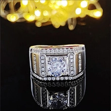 Makroaufnahme eines luxuriösen breiten Rings mit zentralem Kristall und Pavé-Diamanten