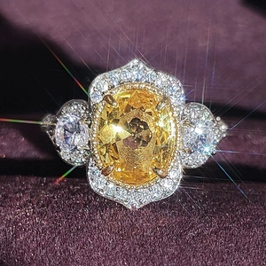 Anillo de lujo con piedra preciosa amarilla ovalada y halo de cristales blancos
