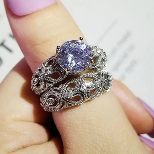 Primer plano de conjunto de anillos de dos piezas con piedra lavanda y filigrana fina