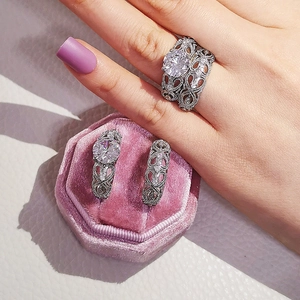 Detalle del set de anillos vintage de plata con circón redondo y artesanía calada intrincada