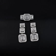 Detailansicht des silbernen geometrischen Schmucksets mit Ring und Ohrringen mit Kristallen