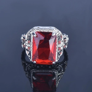 Anello di fidanzamento vintage con rubino rosso e montura in argento con filigrana