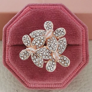 Lujoso anillo de flores en oro rosa con circonitas en un joyero de terciopelo rosa