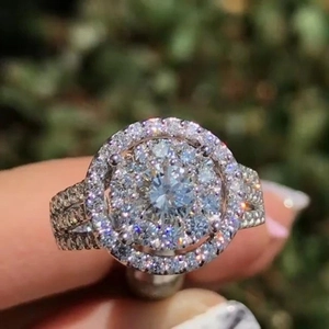 Détail macro d'une bague de fiançailles double halo avec diamants pavés au soleil