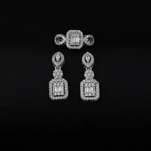 Detailansicht des silbernen Schmucksets mit mehrreihigen Zirkoniasteinen und Cluster-Design
