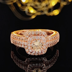 Luxuriöser 14k Roségold-Ring mit quadratischem Halo und funkelndem Pavé auf Schwarz