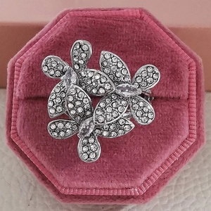 Vista macro de anillo floral de lujo con circonitas blancas en caja de terciopelo