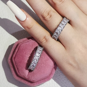 Primer plano del set de anillos eternity con piedras baguette en un joyero de terciopelo