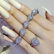 Dettaglio del set gioielli con anello e bracciale con zirconi a forma di goccia