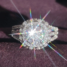 Dettaglio macro di un anello con diamante tondo, doppio halo e gambo sdoppiato