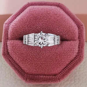 3,5 karaat ronde diamanten verlovingsring met baguetten in roze fluwelen doosje