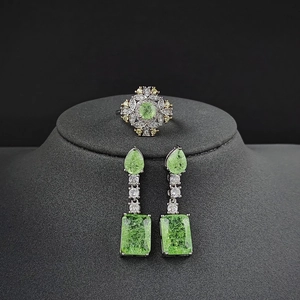 Luxus Schmuckset mit grünen Edelsteinen, Blumenring und langen Ohrhängern in Silber