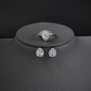 Elegante set gioielli a goccia in argento con anello e orecchini a forma di pera