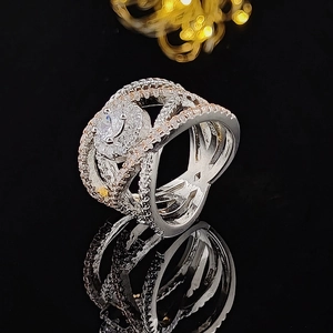 Anello in argento a strati incrociati con pavé e grande cristallo centrale