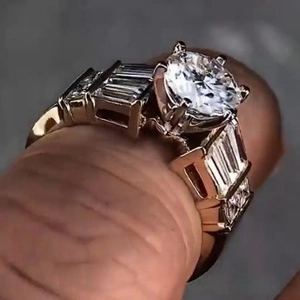 3,5 kt briljant geslepen diamanten ring met baguette-accenten in 18k goudkleur