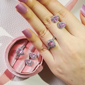 Set gioielli in argento con pietre rosa a goccia e pavé di zirconi bianchi