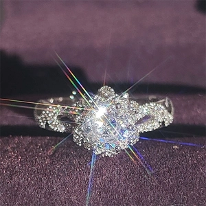 Anello scintillante placcato oro bianco con zirconi su scatola di velluto viola