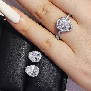 Elegante set di gioielli con anello a goccia e orecchini a lobo coordinati in argento