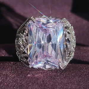 Λήψη macro ροζ πολύτιμου λίθου emerald cut με λεπτομέρειες vintage διάτρητου δαχτυλιδιού