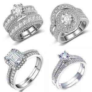 Conjuntos de anillos de novia geométricos con diamantes de talla esmeralda y pavé