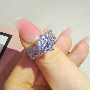 Anello di lusso in argento con grande pietra ovale centrale e pavé di piccoli diamanti