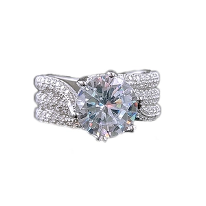 Anello classico argentato a sei griffe con pietra centrale tonda e pavé di diamanti