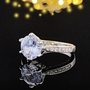 Klassischer S925 Silberring mit Sechs-Krallen-Zirkonia und eleganter Spiegelung