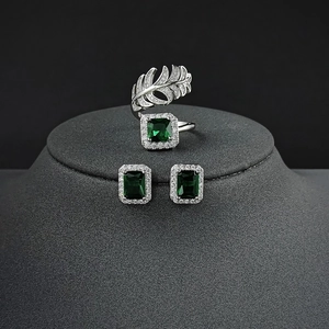 Elegantes smaragdgrünes Schmuckset mit Silberring und passenden Feder-Ohrsteckern