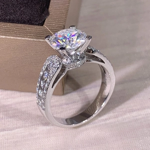 Makrodetail eines 6-Krallen-Solitärrings mit dreireihigem Pavé-Band und rundem Zirkonstein