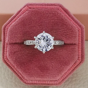 Klassischer Ring mit Sechs-Klauen-Zirkon und Seitensteinen in Samtschachtel für Damen