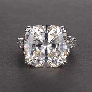 Luxuriöser Verlobungsring mit Zirkonia im Kissenschliff und Pavé-Band in Silberoptik
