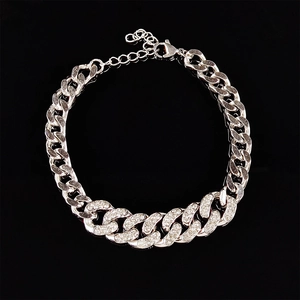 Heren Cuban link armband in zilveren afwerking met fonkelende strass-steentjes pavezetting