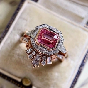 Vintage-Ring-Set aus Roségold mit rechteckigem rosa Stein und verzierten Diamantdetails