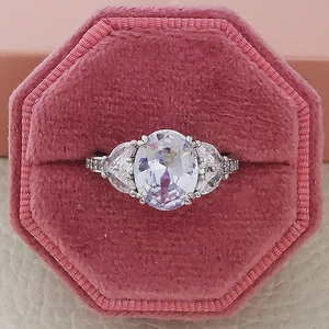 Elegante anello d'argento con gemma ovale in scatola di velluto rosa, design minimale