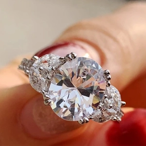 Elegante anello di fidanzamento argentato con pietra ovale e incastonatura in pavé