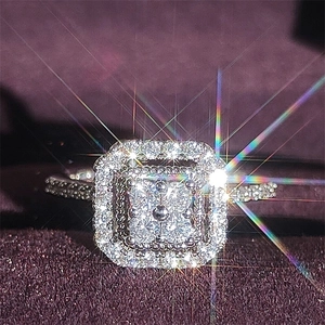 Elegante anello con zircone quadrato e pavé su sfondo di velluto viola