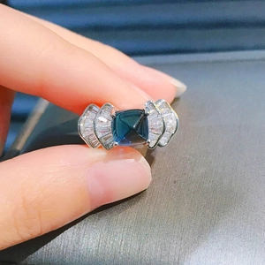 Luxuriöser Ring mit blauem Edelstein im Smaragdschliff und Baguette-Seitensteinen in Silber