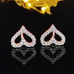 Boucles d'oreilles cœur évidé en argent avec zircons blancs sur fond miroir noir
