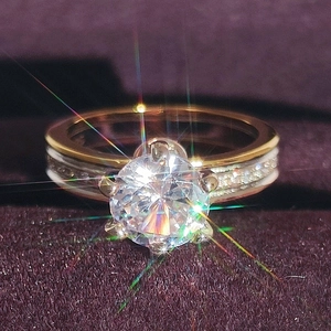 Anillo de circón bicolor con piedra central de talla brillante redonda y engaste de garras