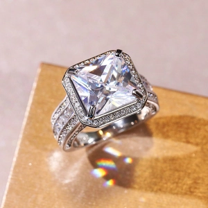 Anello nuziale di lusso con zircone taglio princess e pavé di diamanti su fascia argento
