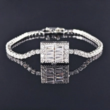 Macro-opname van de zilveren tennisarmband met vierkante zirkoon en kleine diamanten