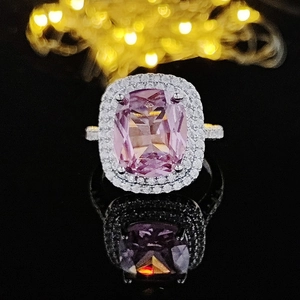 Dettaglio anello con zircone rosa taglio cushion e micro-pavé di diamanti su fascia argento
